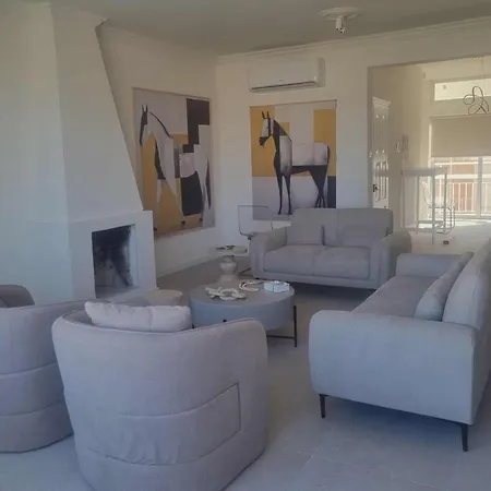 Karyatis Building Апартаменти