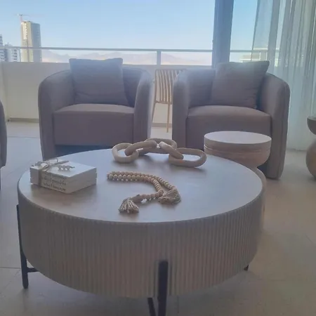 Karyatis Building Апартаменти *