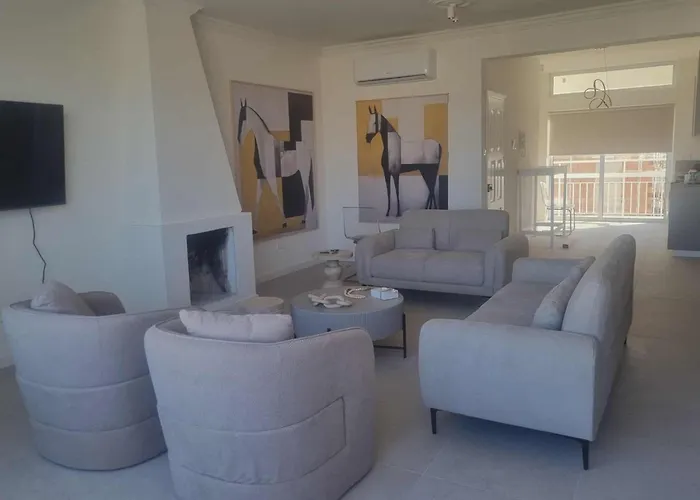 Karyatis Building Апартаменти