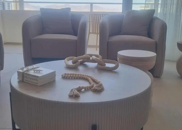 Karyatis Building דירה *