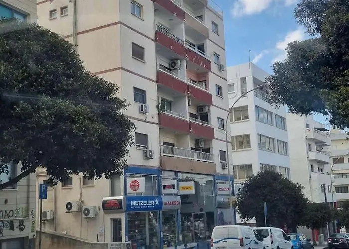 Karyatis Building Апартаменти *